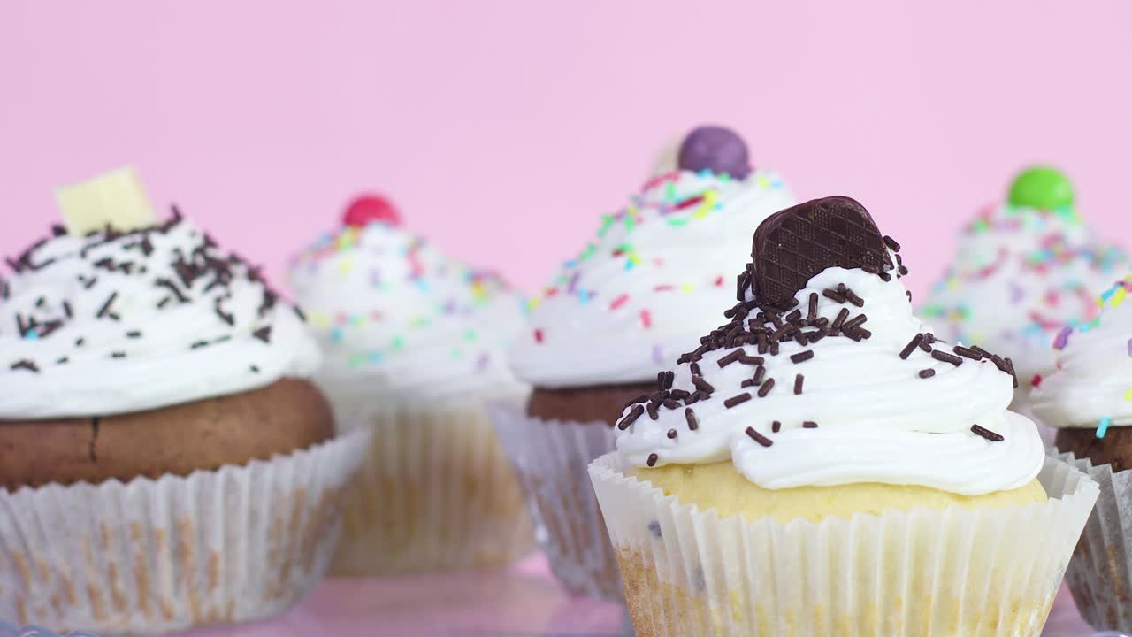 크림과 어리로 된 컵 케이크 한 컵을  케이크와 함께 접시에 넣는 것