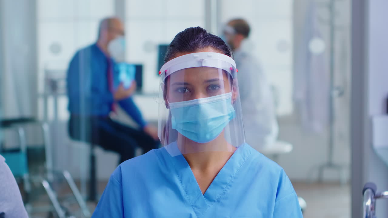 Assistente medico con visiera e mascherina