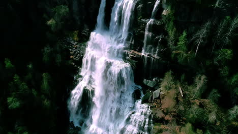 Bergwasserfall-Von-Einem-Gletscher-Hoch-Schöne-Natur-Von-Norwegen-Zeitlupe