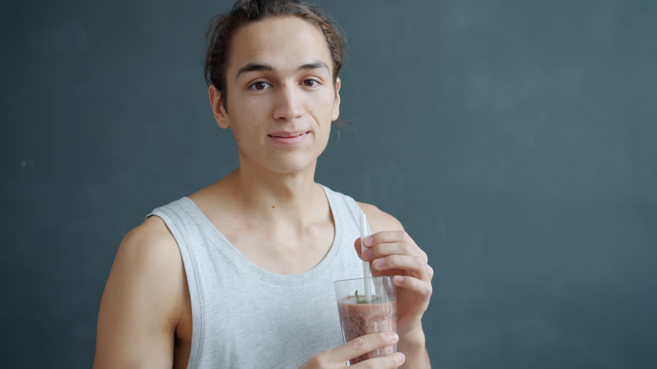 Uomo che beve un frullato
