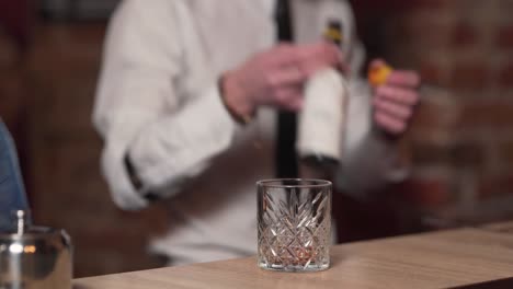 Zwei-Barkeeper-Machen-Einen-Cocktail