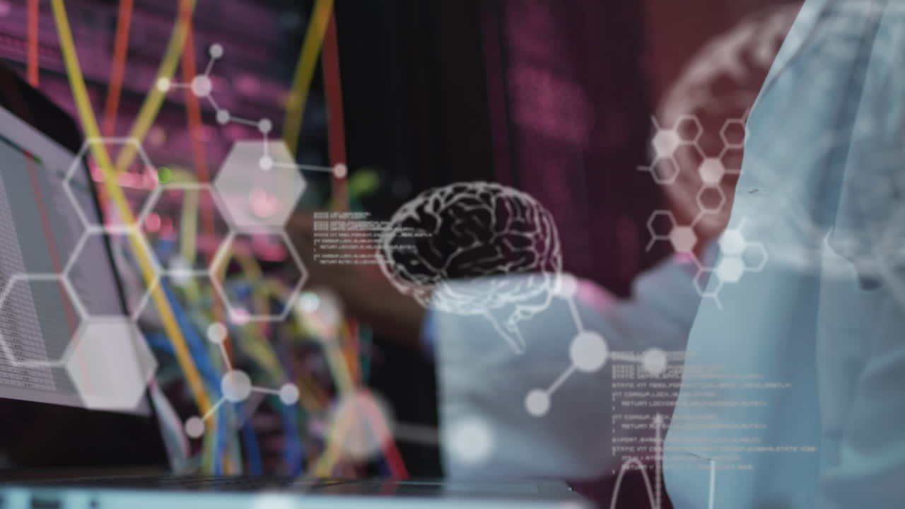 animación del procesamiento de datos sobre un trabajador afroamericano en la sala del servidor