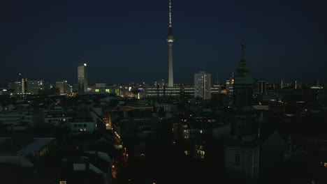 Antena:-Vista-Del-Paisaje-Urbano-Vacío-De-Berlín,-Alemania-Por-La-Noche-Con-Luz-De-La-Ciudad-Durante-La-Pandemia-Del-Coronavirus-Covid-19