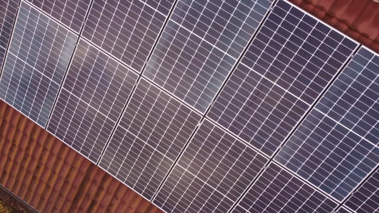 Pannelli solari per energia verde sul tetto di una casa privata, vista aerea.