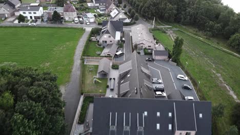 toma aérea de una villa y otras casas en el fondo