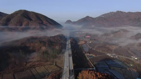 una escena de carretera de otoño brumoso