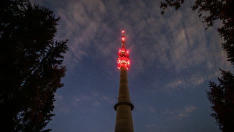 Zeitraffer-Am-Nachthimmel,-Wunderschöne-Lichter-Des-Funkturms,-Sich-Bewegende-Wolken