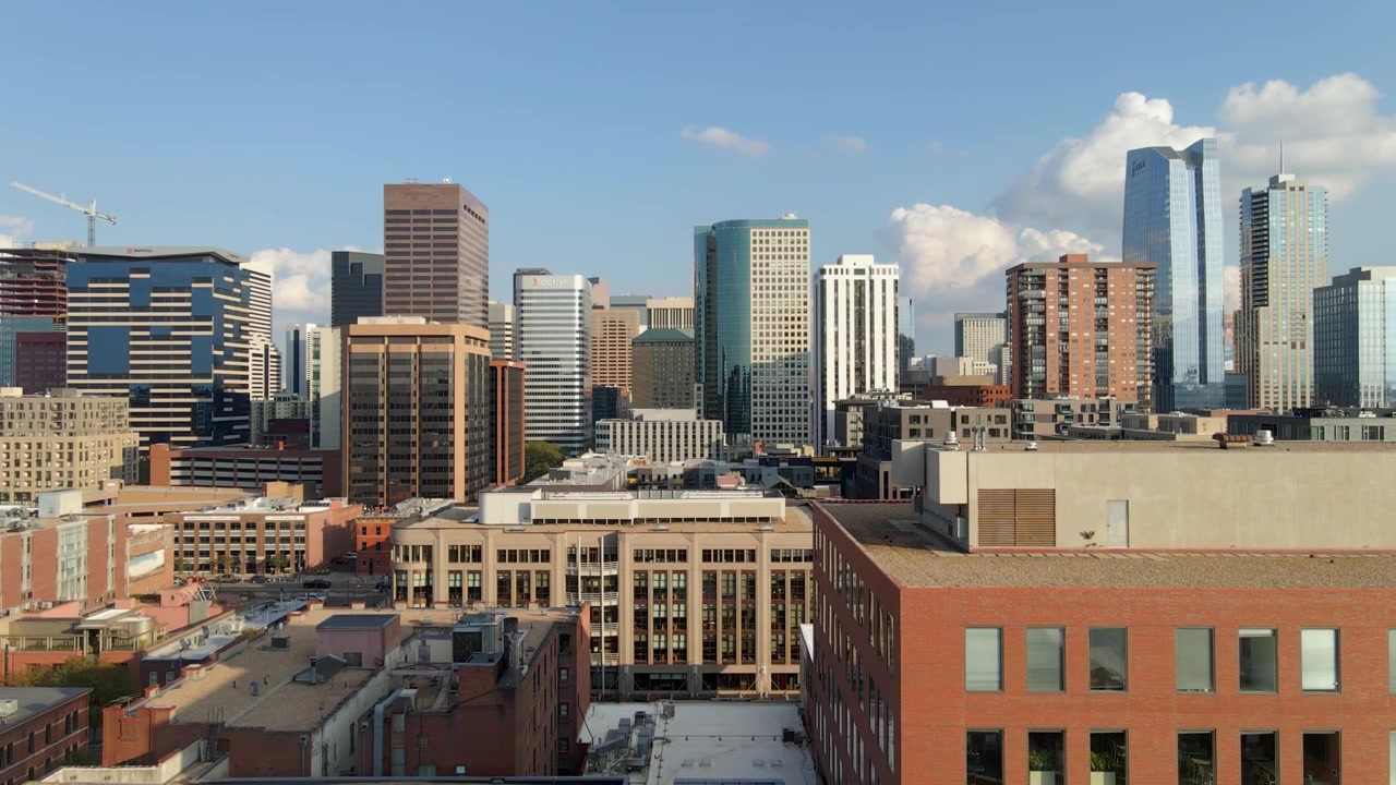 Il sole che si riflette nelle finestre degli edifici nell'area metropolitana di Denver, Colorado