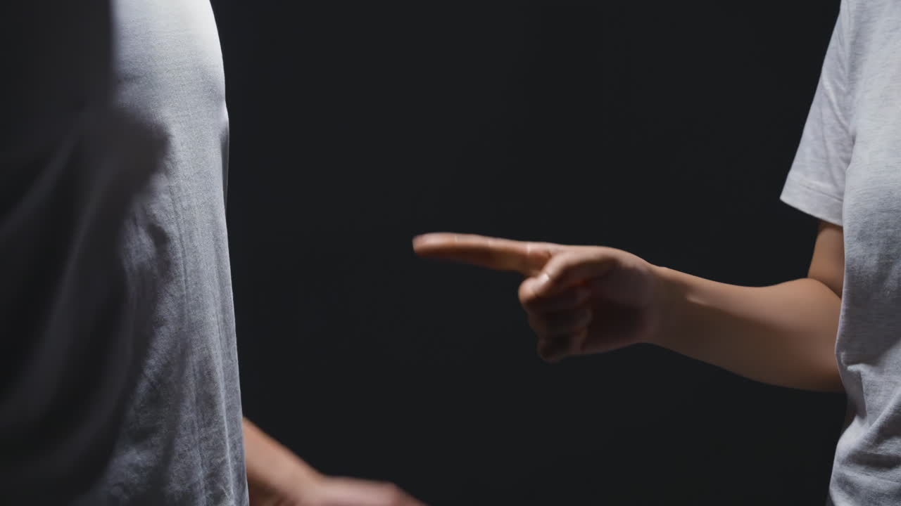 Giovani coppie infelici, un uomo e una donna, che litigano, discutono, arrivano al divorzio. Violenza domestica e problemi relazionali. Appaiono abbattuti e arrabbiati in una luce fioca, con problemi di salute mentale.