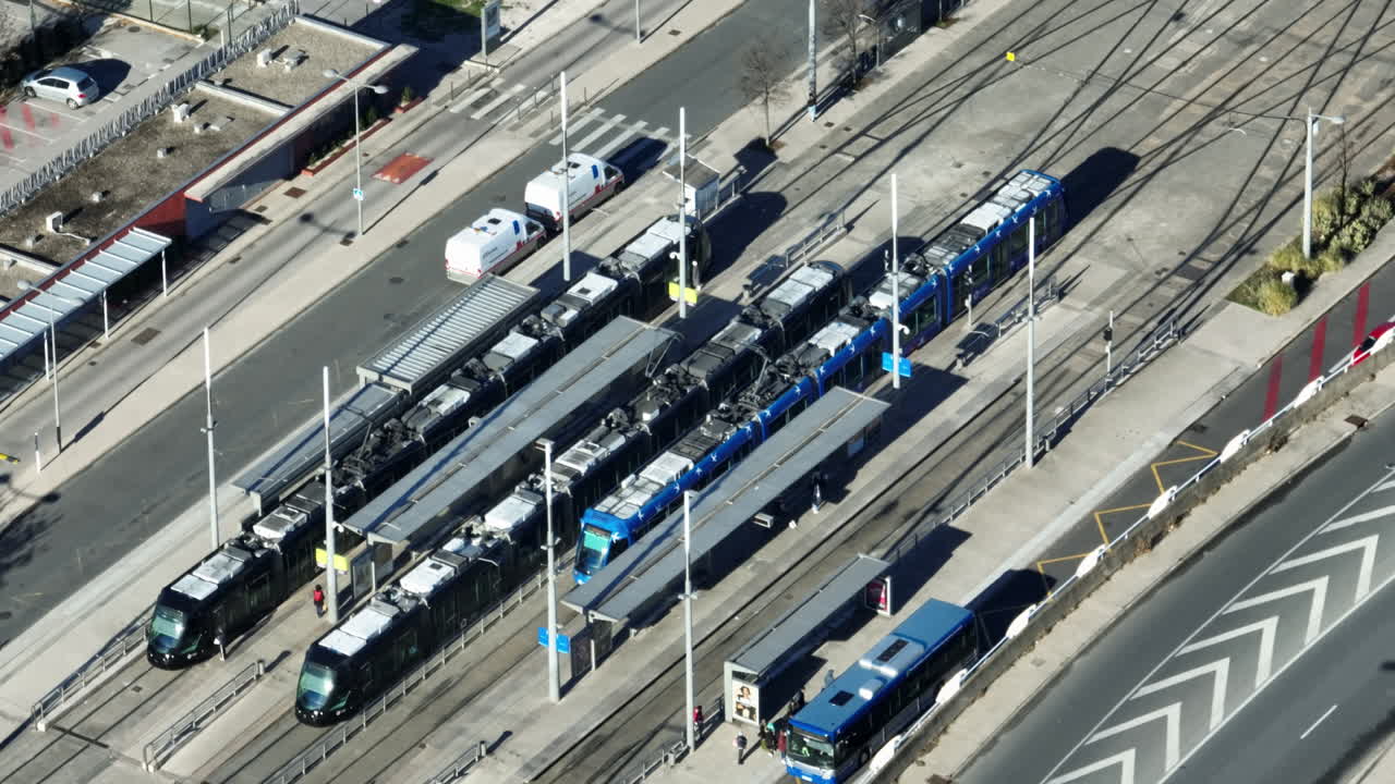 라 모손은 하늘에서 펼쳐집니다: 트램, 지역 시장, 그리고 심장 박동