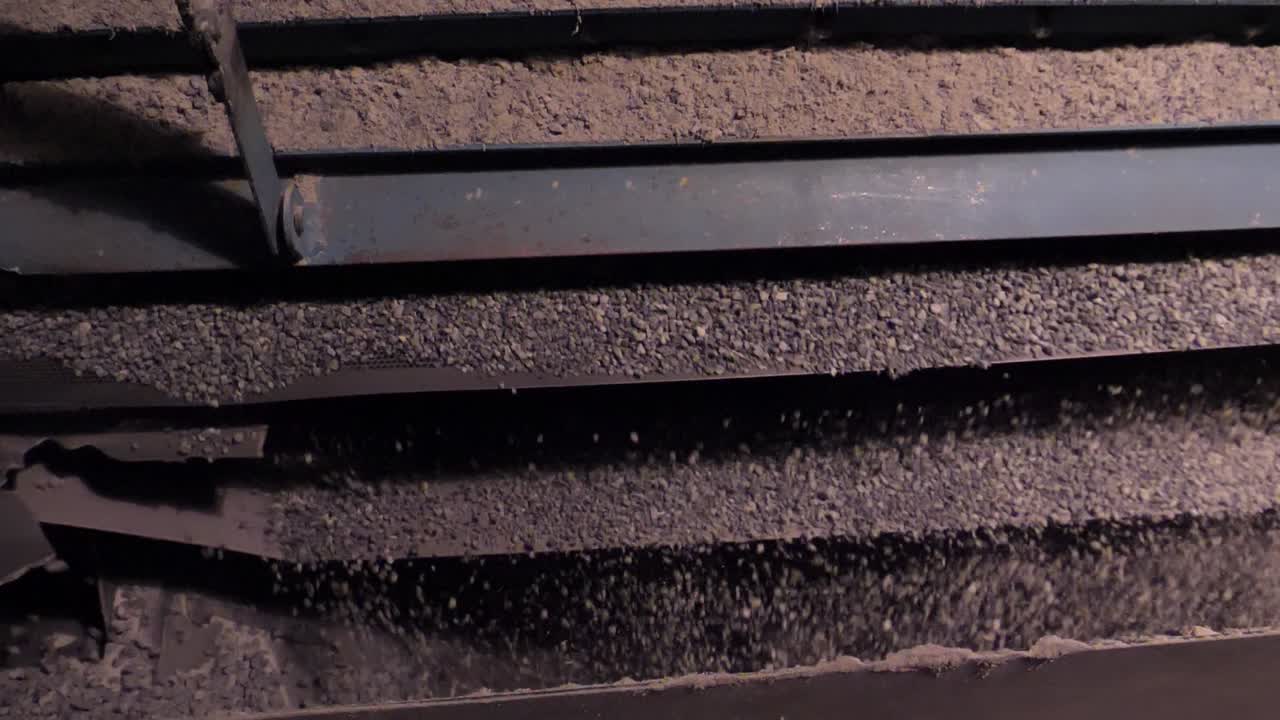 Trasferimento di materiale su nastro trasportatore