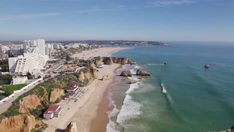 Sonniger-Strand-Von-Portimão-Três-Castelos-Mit-Türkisfarbenen-Wellen,-Algarve-Antenne