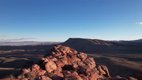 Paisaje-Natural-Aéreo-De-Formación-De-Roca-Roja-En-Las-Vegas-Drone-Vuela-Sobre-El-Cañón-Durante-El-Cielo-Despejado-Día-Soleado