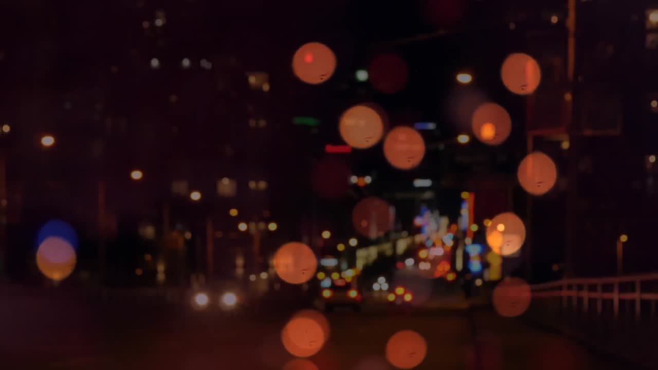 bokeh de una carretera de la ciudad por la noche