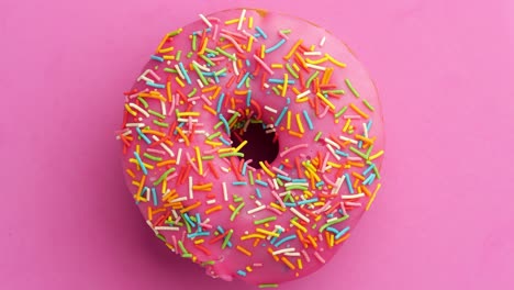 el donut glazado de primer plano.