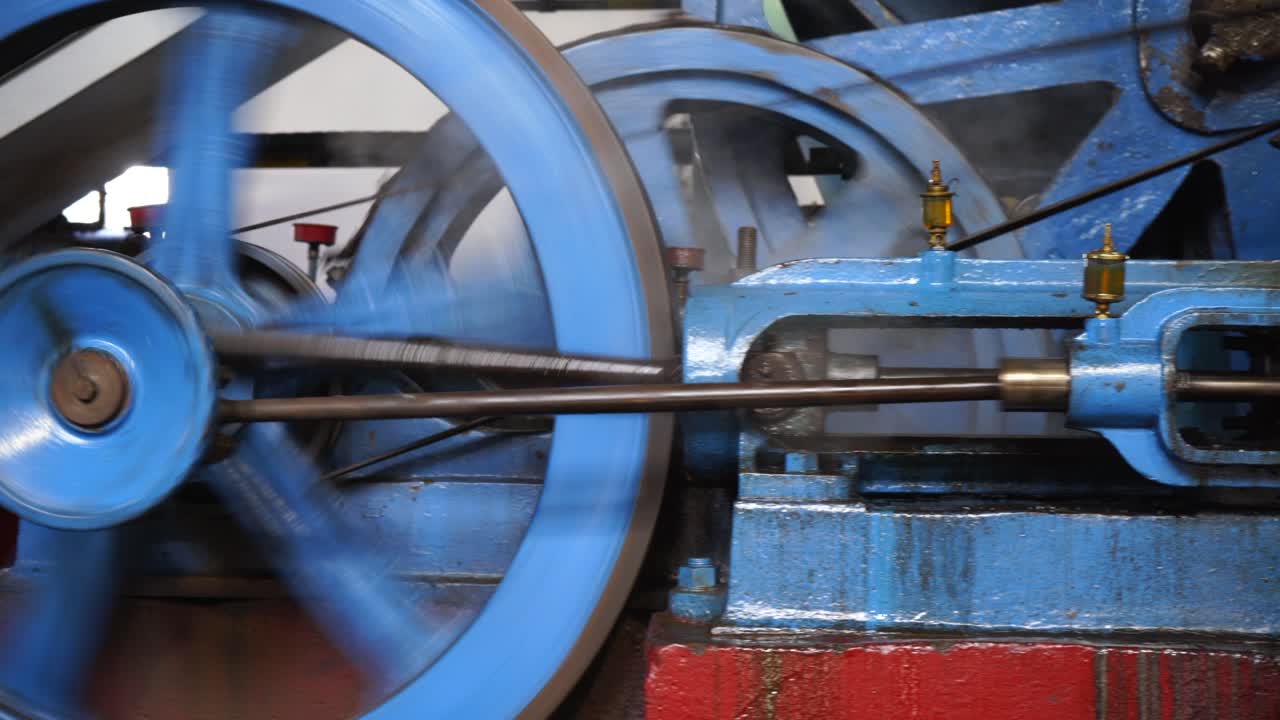máquina de motor de vapor industrial vintage azul girando rápido