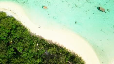 Vista-De-Arriba-Hacia-Abajo-De-Drones-Sobre-Una-Isla-Tropical-En-El-Pacífico