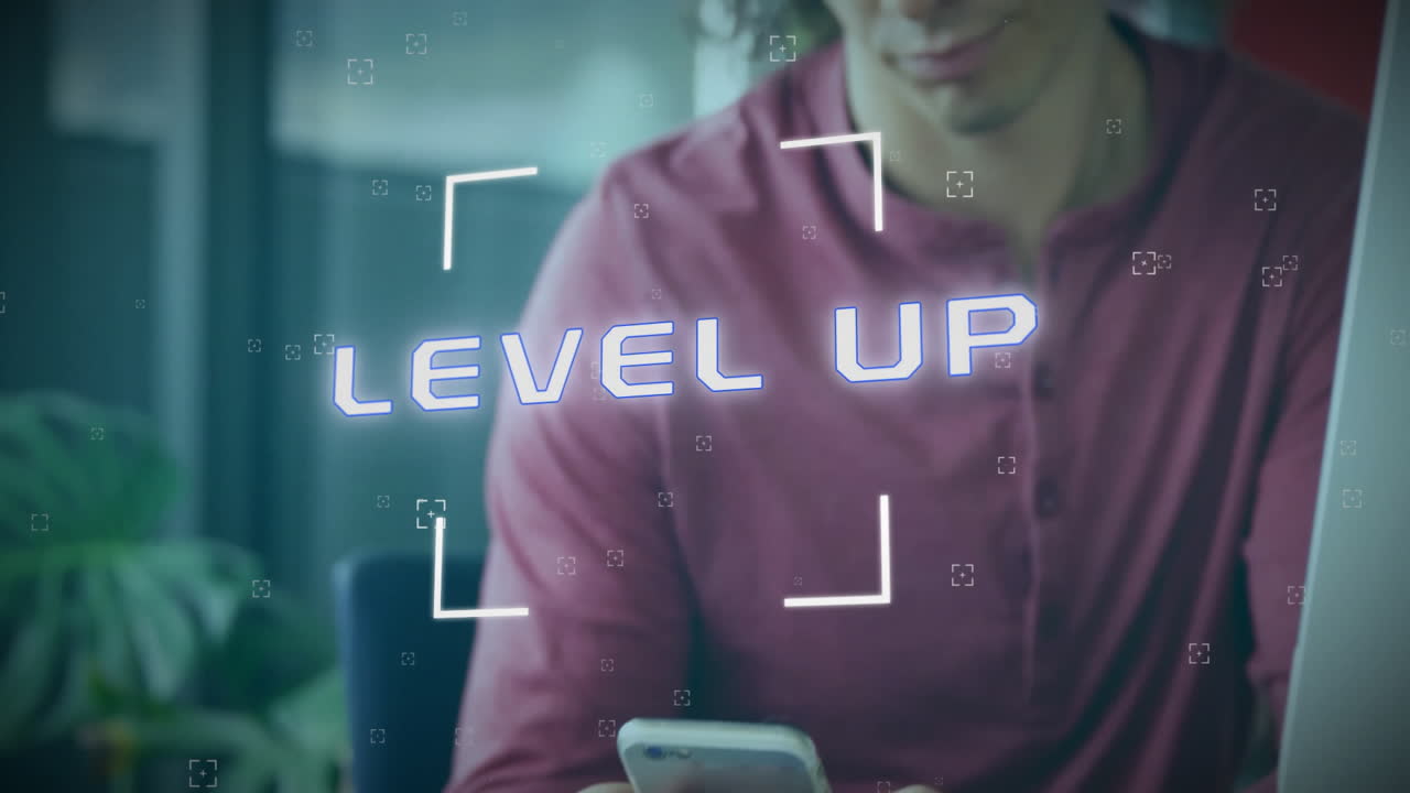 animación de nivel de texto y procesamiento de datos sobre empresario caucásico usando teléfono inteligente