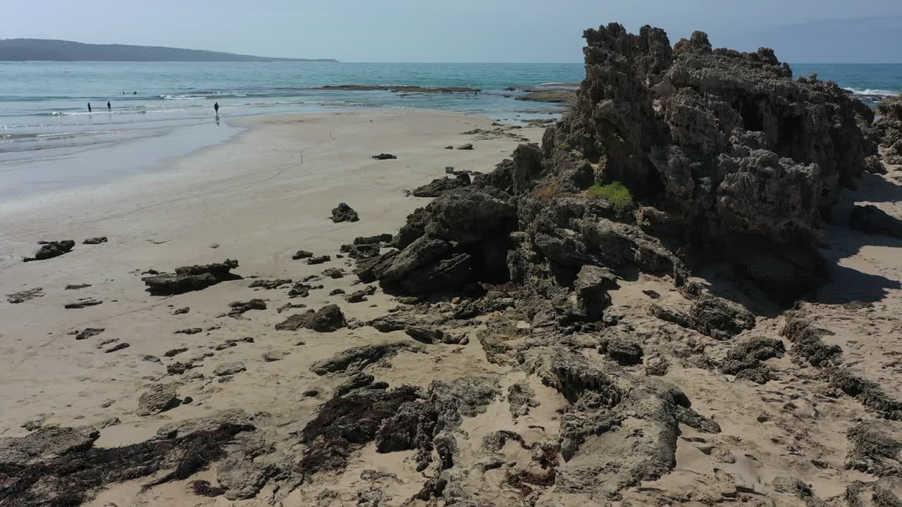 antena costera baja pasa arrecife de piedra caliza a pt roadnight buceadores