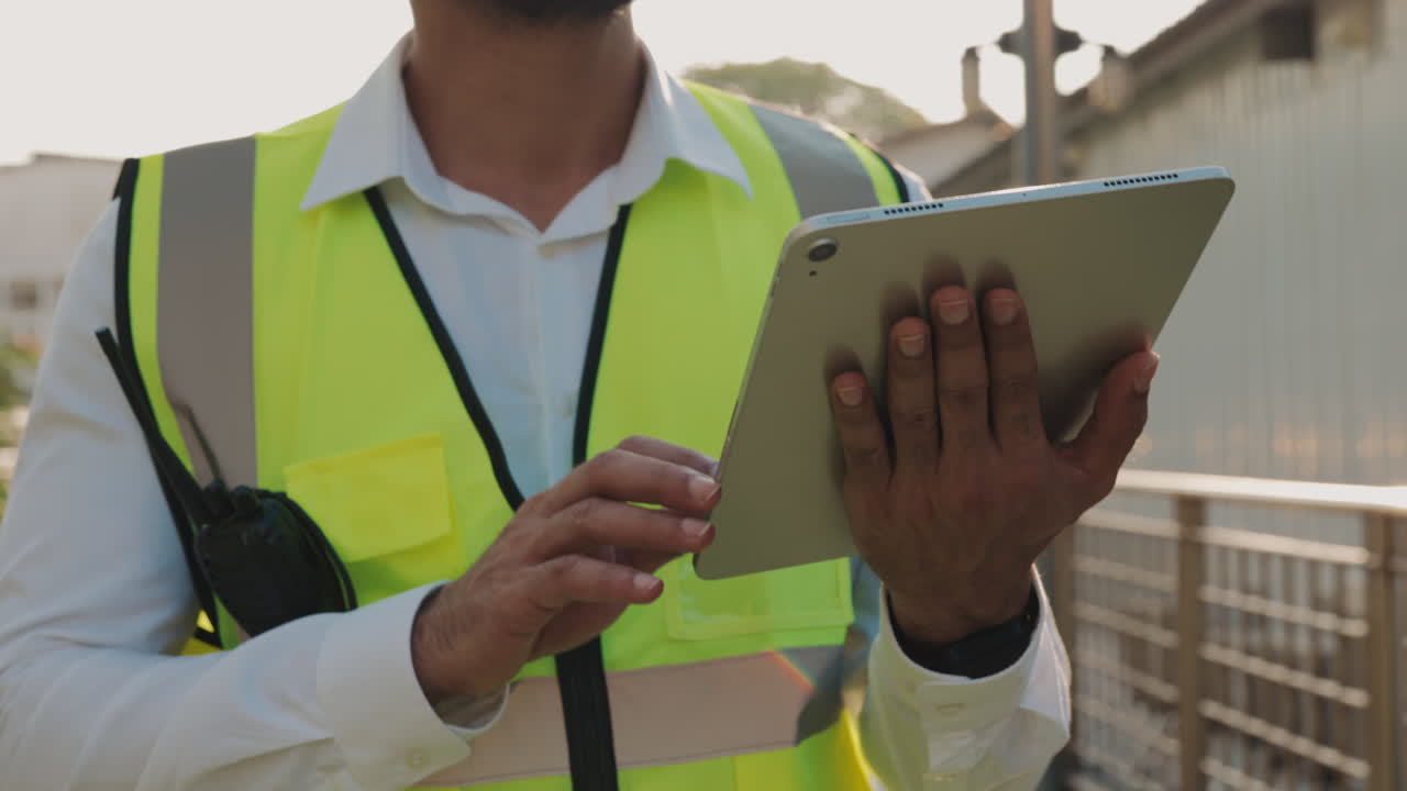 trabajador de la construcción usando una tableta