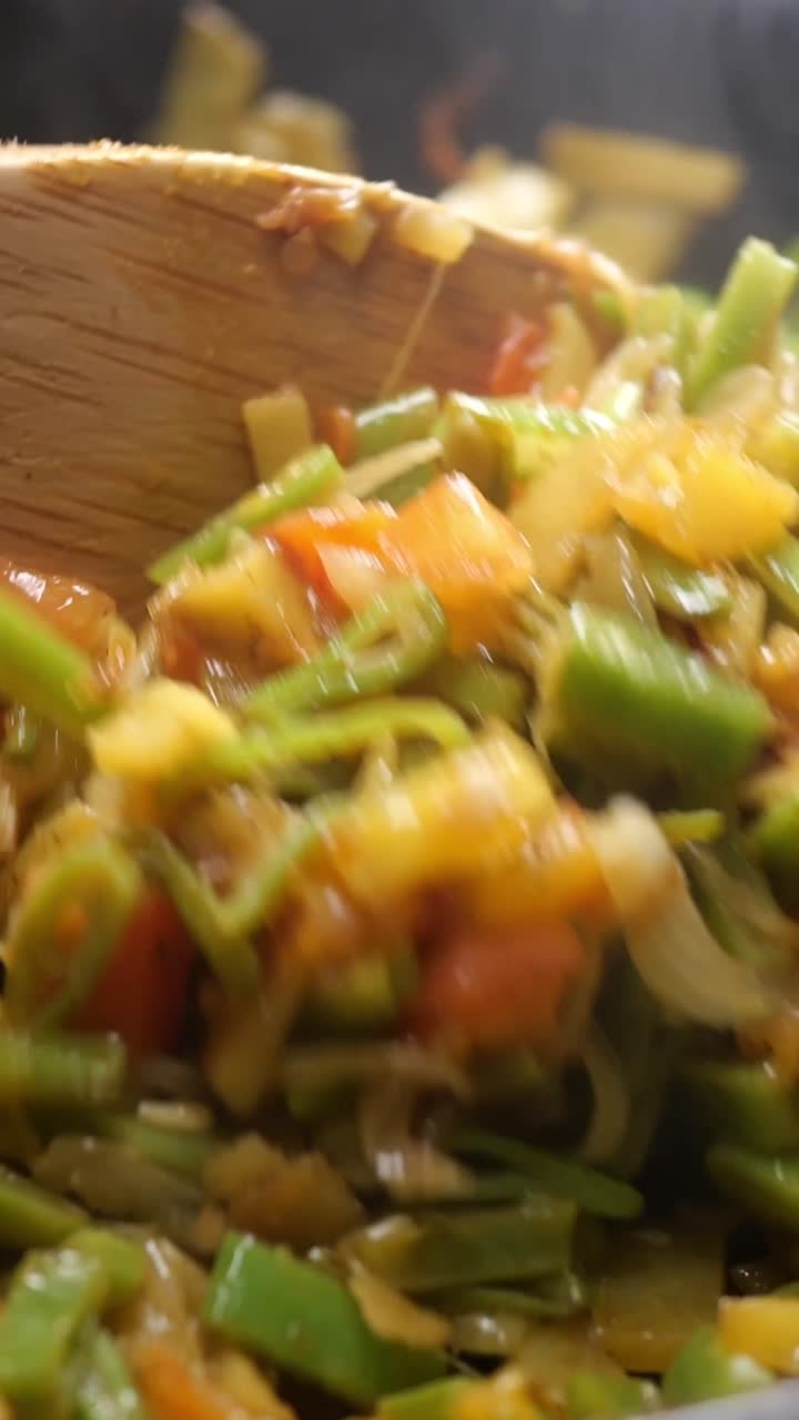 Saltare fagiolini freschi e cipolle in una padella calda