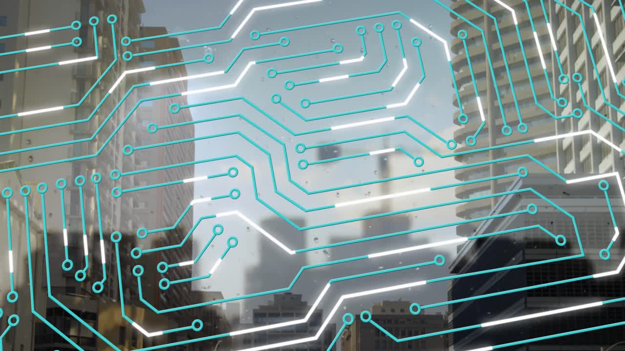 video compuesto de conexiones de microprocesadores contra edificios altos en el fondo