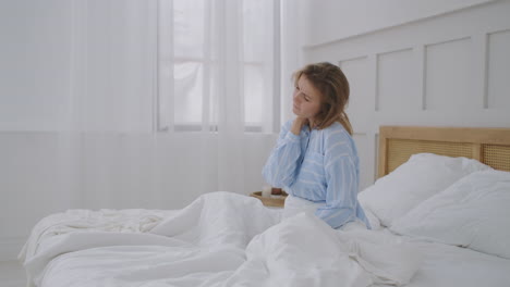 Una-Mujer-Joven-Acostada-En-La-Cama-Por-La-Mañana-Siente-Dolor-En-El-Cuello-Después-De-Dormir-Por-La-Noche-Y-Despierta-Con-Un-Dolor-Repentino-O-Rigidez-En-Una-Postura-Incorrecta-Durante-El-Sueño.-Concepto-De-Fibromialgia