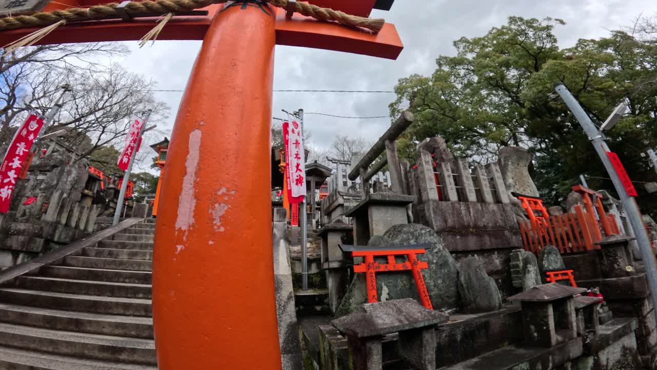 progresión por las escaleras tradicionales del santuario japonés