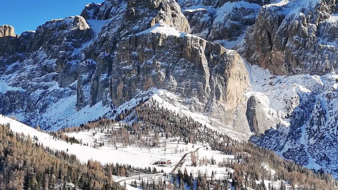 Vinterlandskab i de italienske alper med sneklædte bjerge
