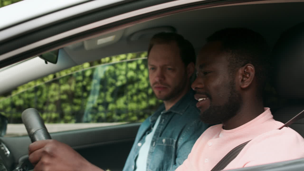 hombre aprendiendo a conducir