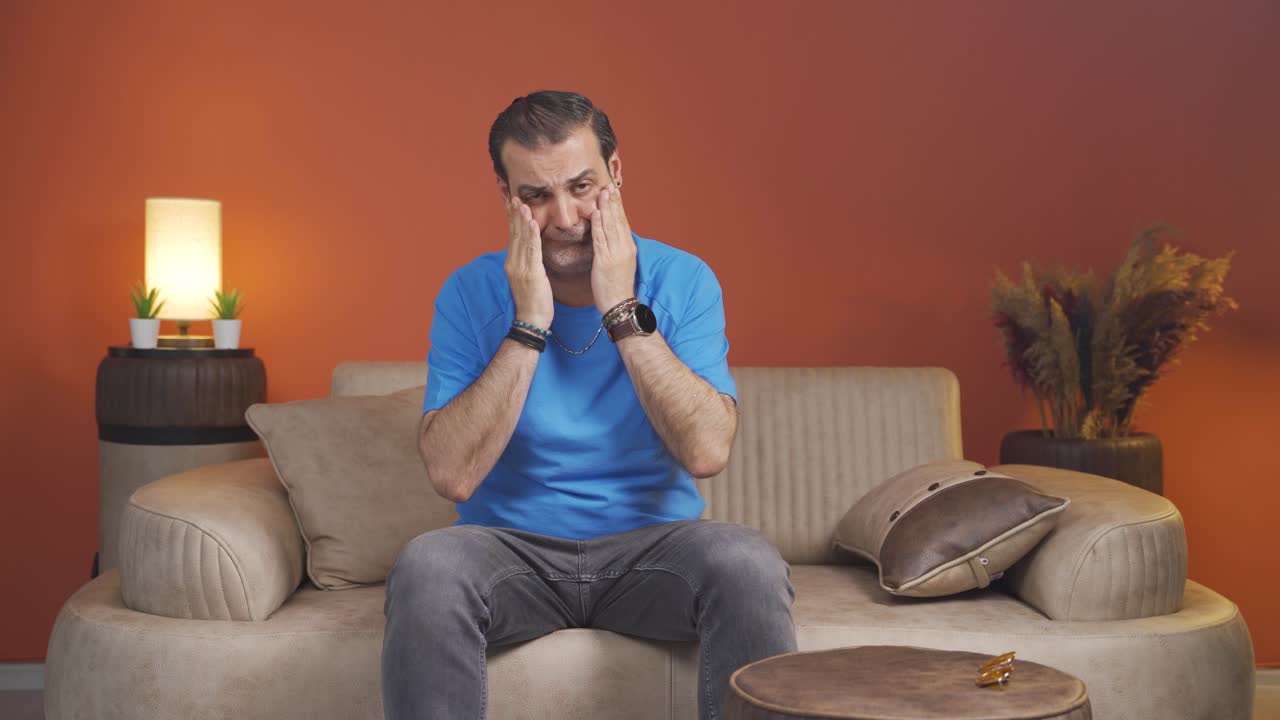 Uomo con rughe e problemi alla pelle è infelice