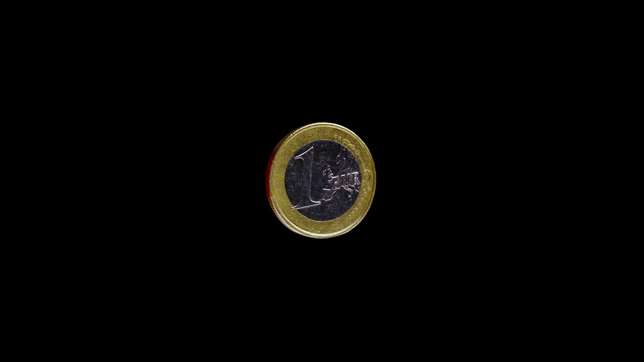 moneda de un euro brillante con costado ribado sobre fondo negro