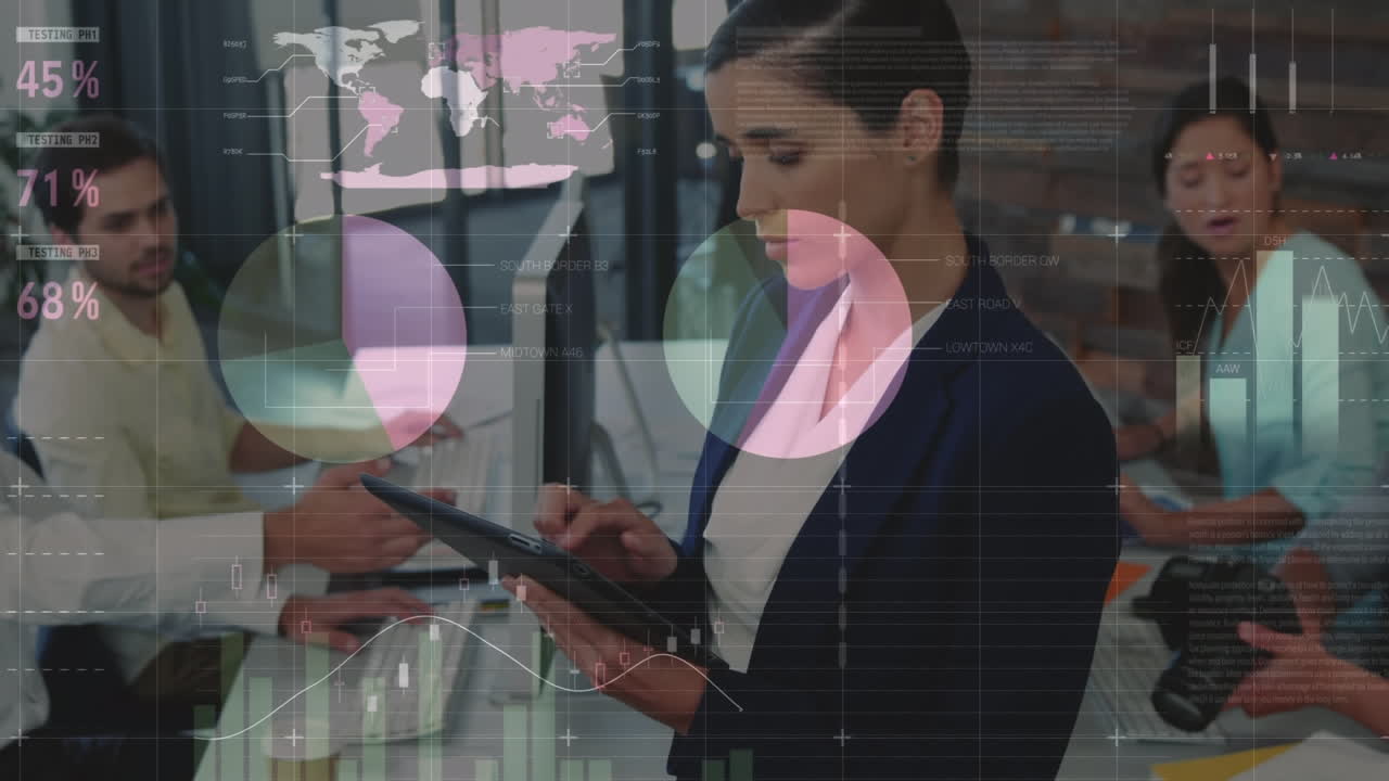 animación de procesamiento de datos estadísticos contra una mujer biracial feliz usando una tableta digital en la oficina
