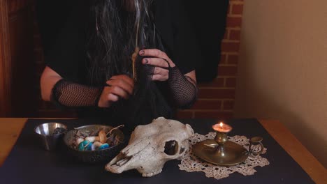 accesorios de brujas en la mesa