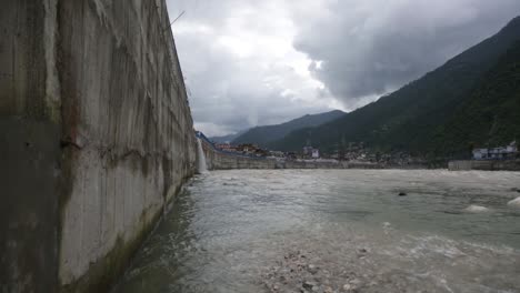 Himalaya-Río-Montañoso-Ganges-Que-Fluye-A-Través-De-Los-Pueblos-Del-Himalaya---Ciudades-En-Uttarakhand,-India