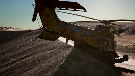 viejo helicóptero militar oxidado en el desierto al atardecer
