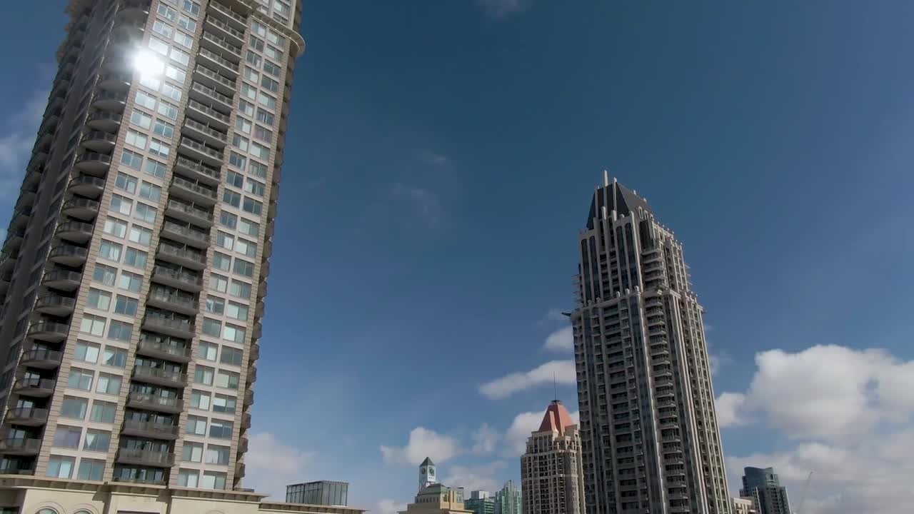 Drone descendo prédios de apartamentos em um dia ensolarado em Mississauga