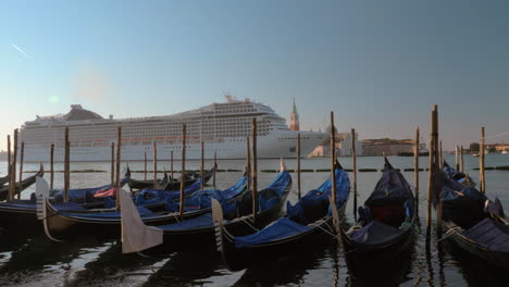 Kreuzfahrtschiff-Segelt-In-Venedig-Ansicht-Mit-Gondelliegeplatz