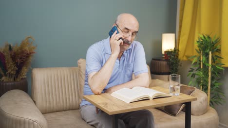 Alter-Mann-Streitet-Mit-Seiner-Frau-Am-Telefon.