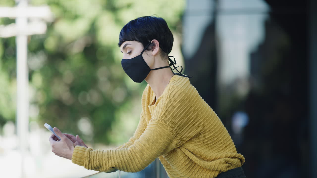 마스크를 쓰고 있는 젊은 여성