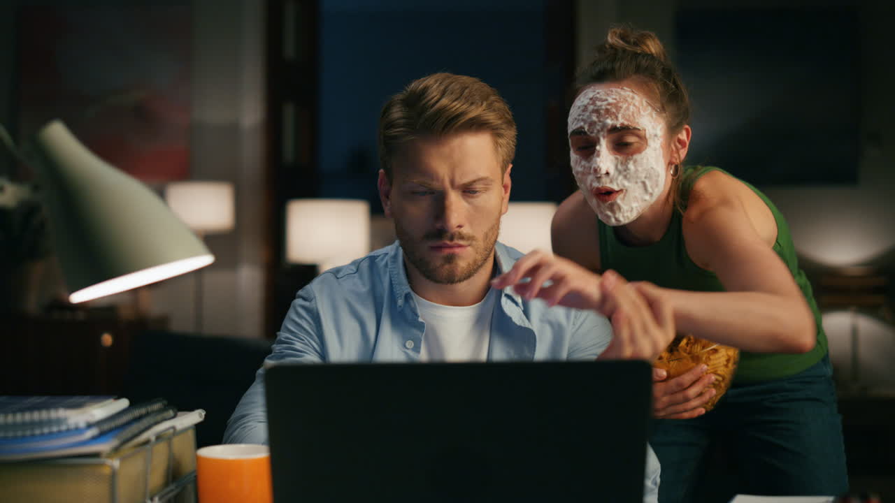 mujer molesta molesta al hombre en el interior oscuro. el tipo aleja a la esposa aburrida