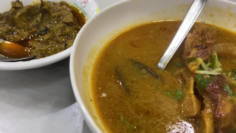 Delicioso-Y-Aromático-Curry-De-Hígado-Y-Nihari,-Un-Plato-Popular-En-La-Cocina-Del-Sur-De-Asia,-Conocido-Por-Sus-Ricos-Sabores-Y-Especias