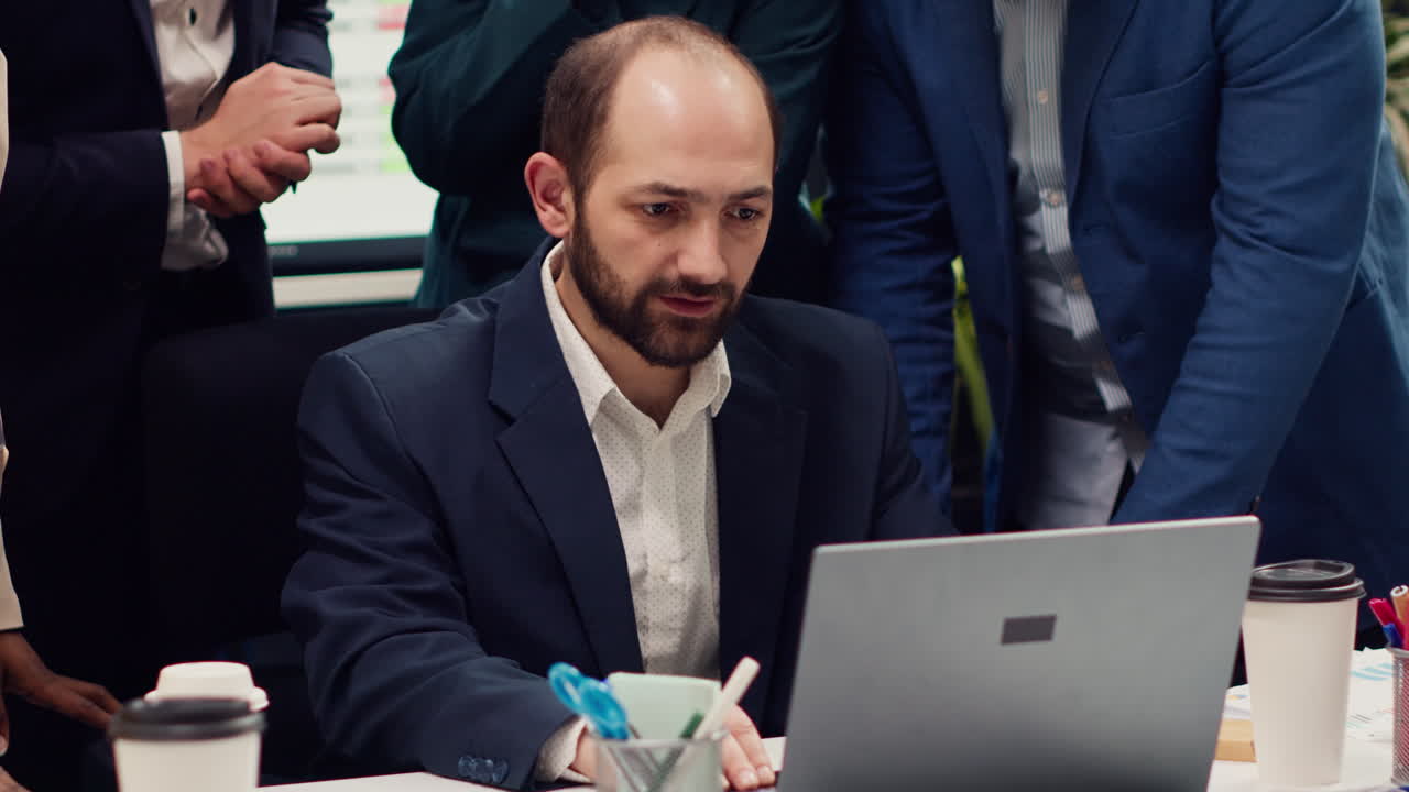 compañeros de trabajo felices y entusiasmados celebrando el éxito del proyecto después de ver las tendencias