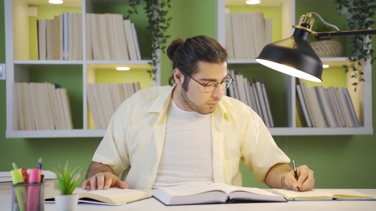 estudiante masculino exitoso estudiando en la sala de estudio.