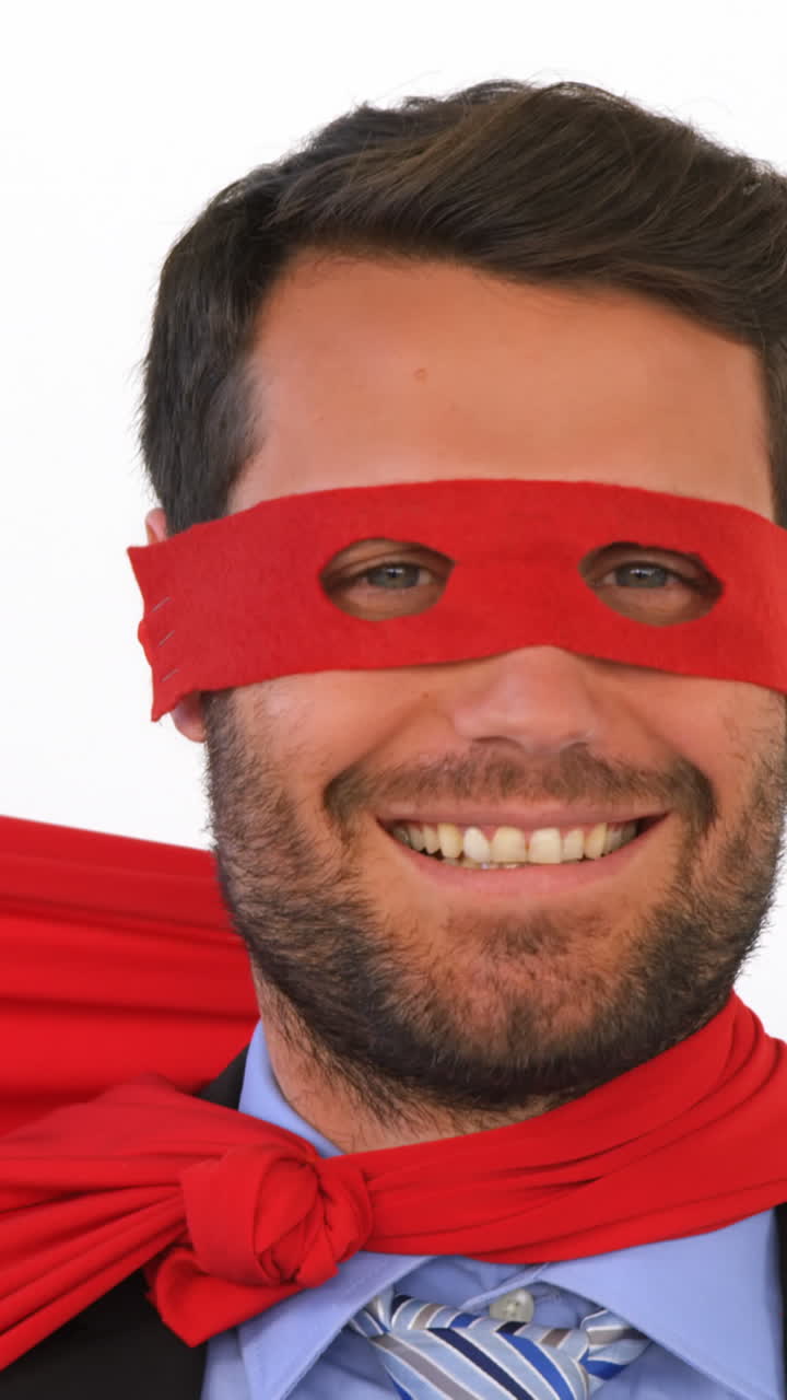 hombre de negocios fingiendo ser un superhéroe