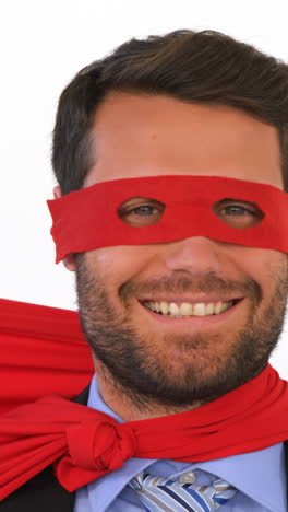 hombre de negocios fingiendo ser un superhéroe