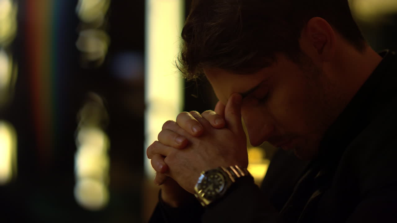 피곤한 남자가 럭셔리 인테리어에서 으로 쳐다보고 있습니다.