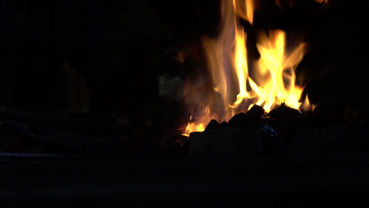 대장장이가 불 속에서 물건을 가지고 열심히 일하는 모습을 볼 수 있습니다.