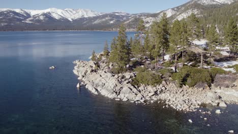 un drone a basso volo, 4k girato sopra il lago tahoe, in california, durante la stagione invernale