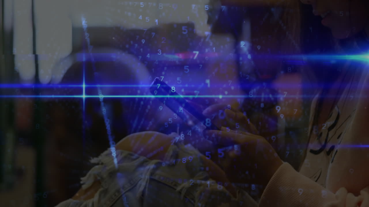 스마트 폰을 사용하는 두 인종의 여성에 대한 데이터 처리 애니메이션